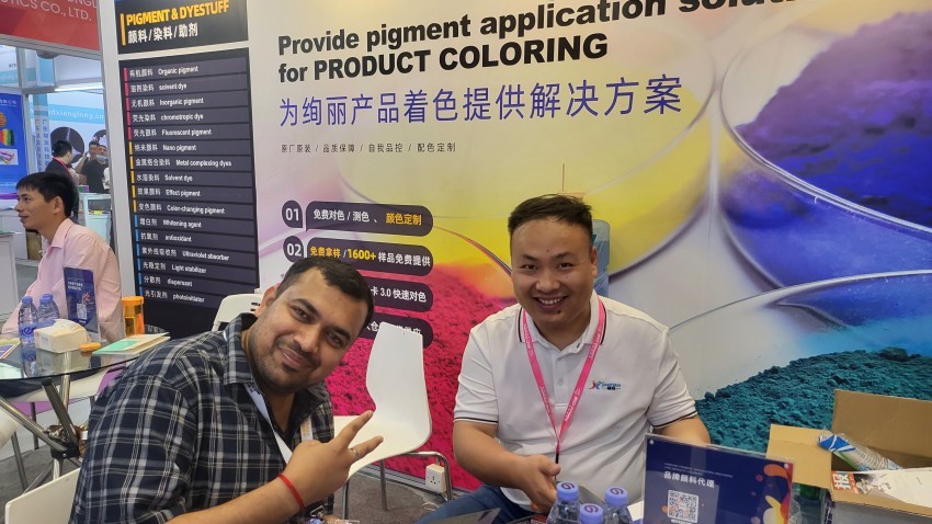 精颜工作人员与国际友人合影留恋