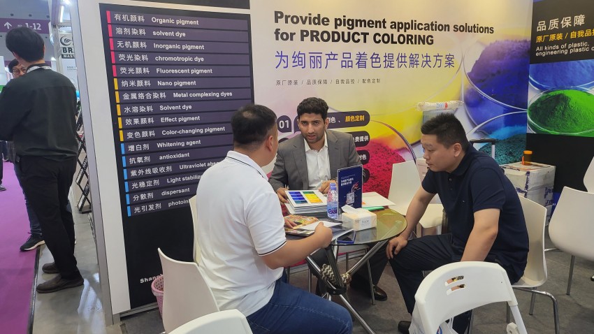 我们的外贸部参展人员与国外客户交流中