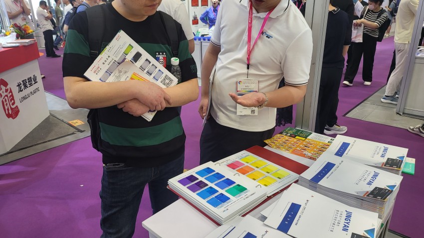 小伙伴给客户介绍我们的产品色卡