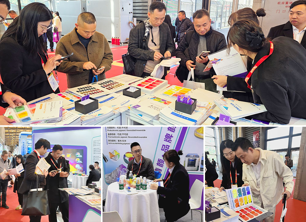 展位吸引诸多观众参观