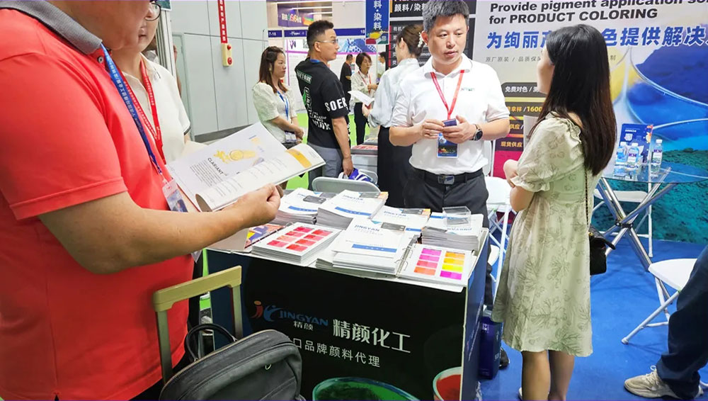 客户浏览精研化工产品手册