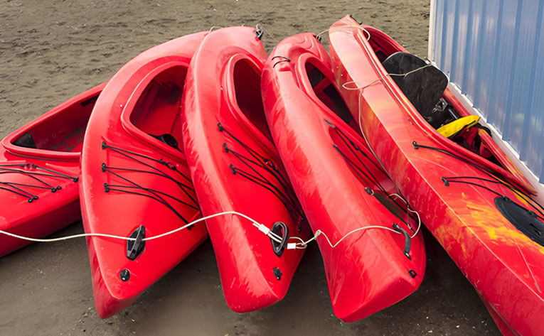 红色颜料着色的皮划艇